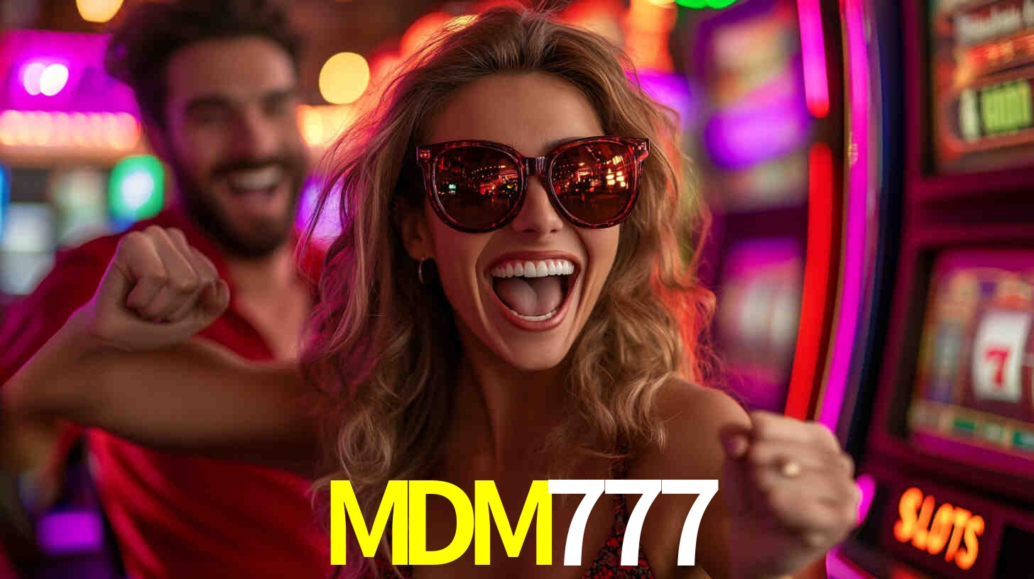 Una escena digital vívida inspirada en casino con MDM777 mostrado prominentemente, luces brillantes, fichas, cartas y acentos dorados.