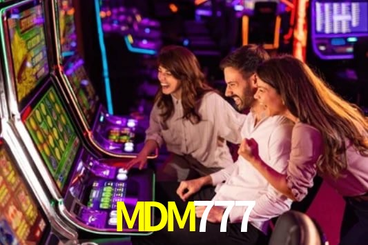Escena dinámica inspirada en casino con iluminación MDM777, cartas, fichas e íconos de juegos digitales en un espacio moderno de juegos.